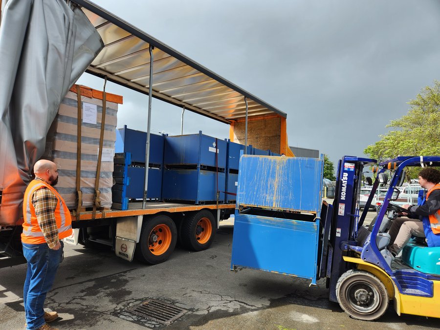 2023-11-24 Loading OBS onto truck at GNS (K Bosman)