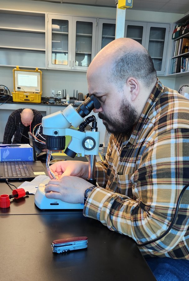 2024-02-09 John using microscope (KBosman)
