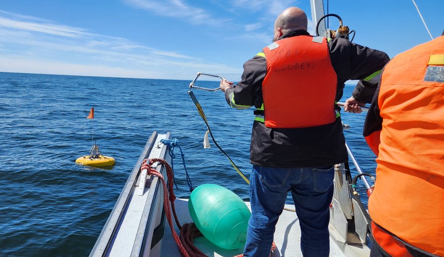 2024-05-08 John preparing to hook a floating OBS for recovery (KBosman)