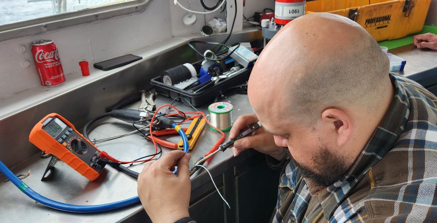 2024-05-26 John repairing the dunker cable, again (KBosman)